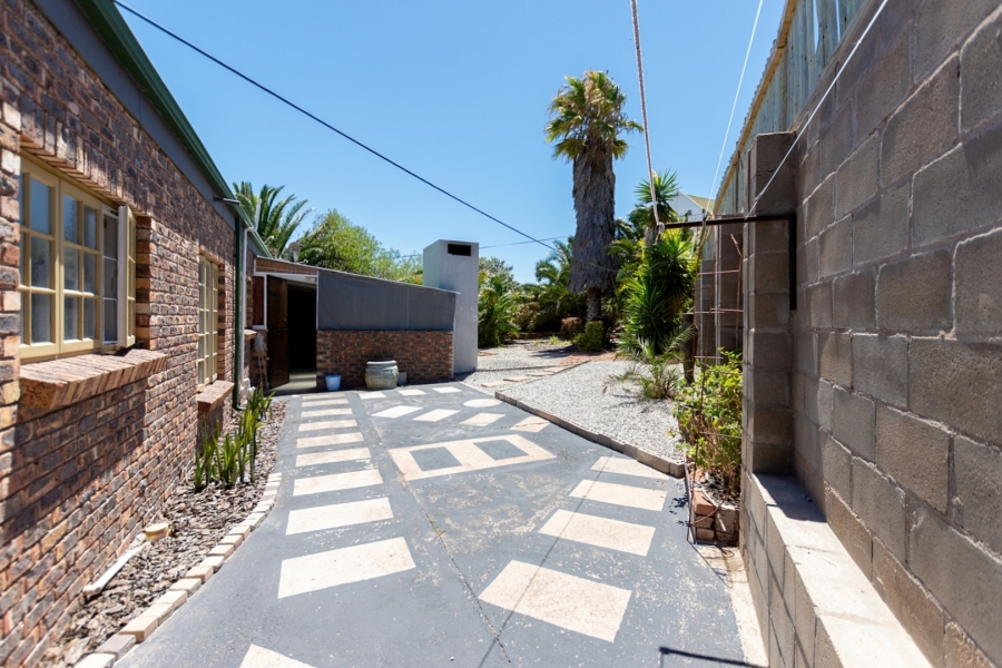 5 Bedroom Property for Sale in Middedorp Western Cape